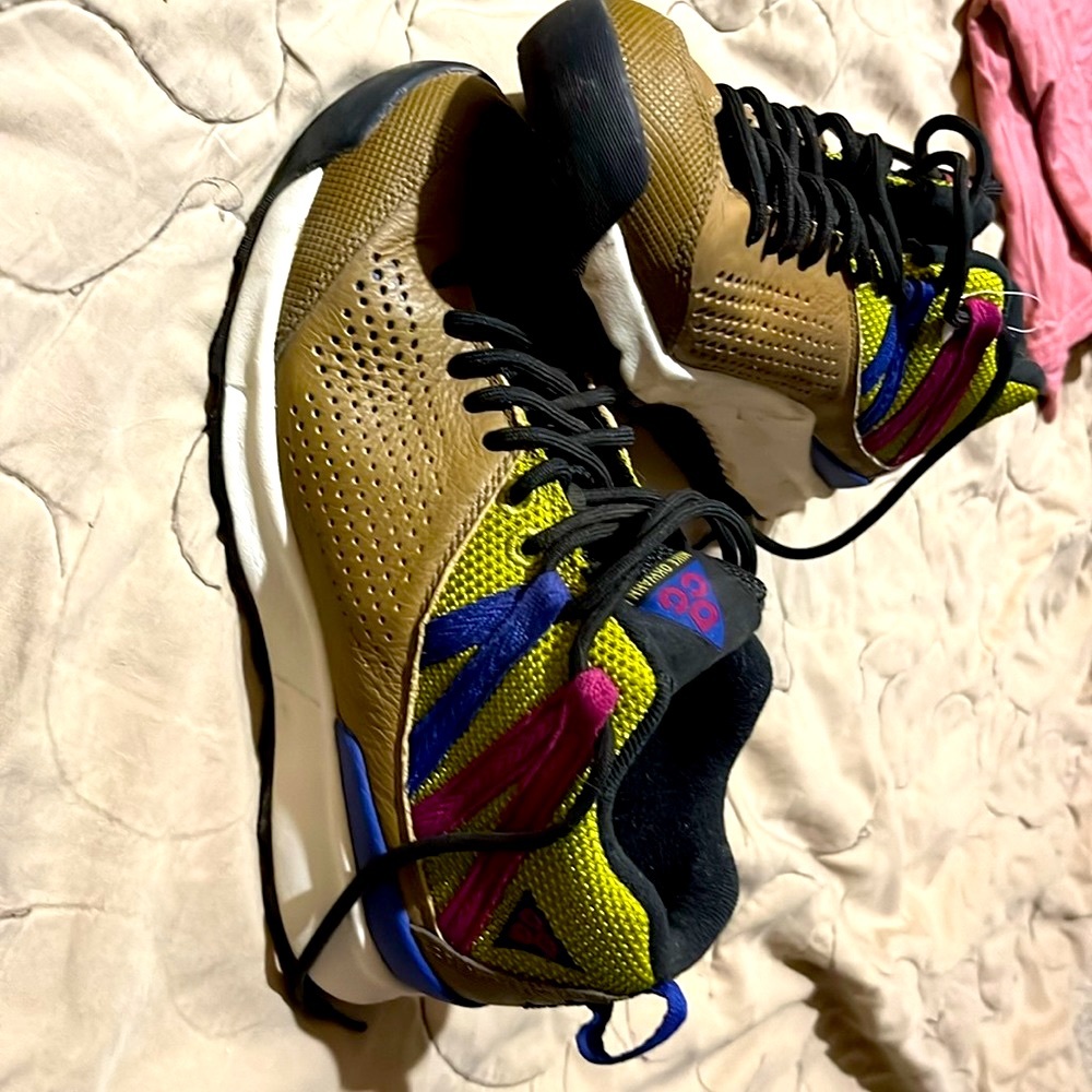 Nike men’s size 4 hiking shoe